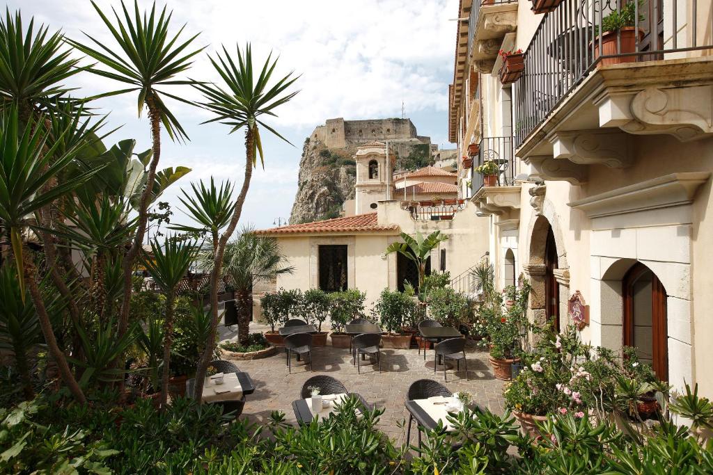 hotels with balcony in Scilla