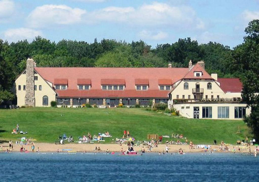 hotels with balcony in Indiana