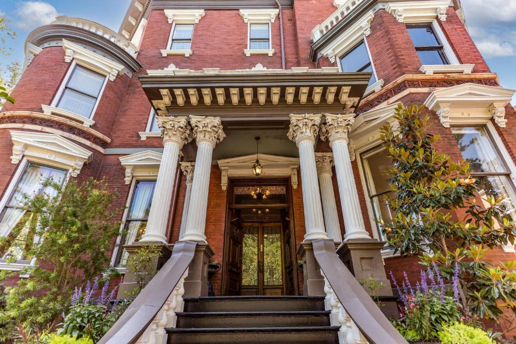 hotels with balcony in Savannah