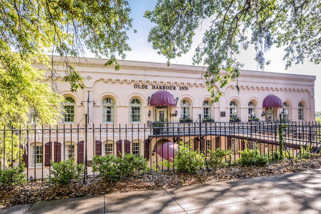 hotels with balcony in Savannah