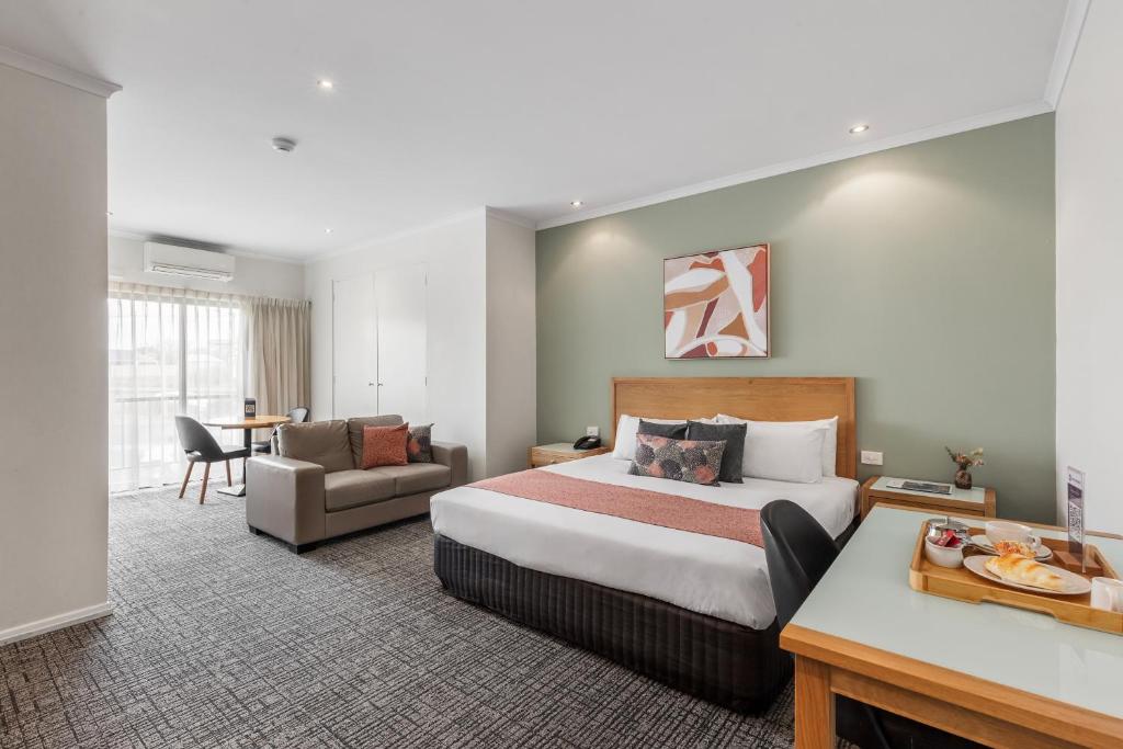 hotels with balcony in Geelong