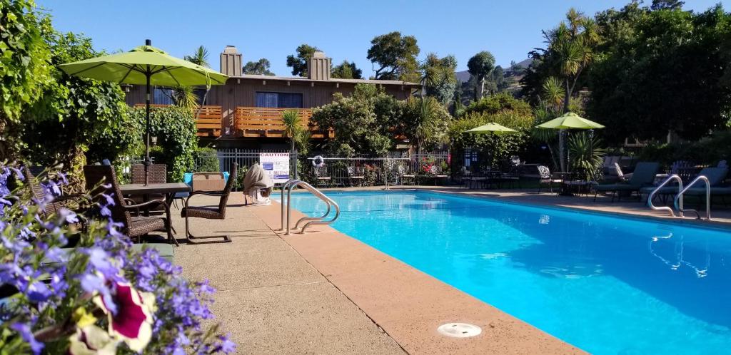 hotels with balcony in Monterey