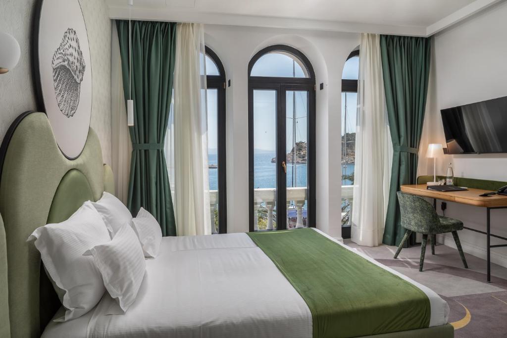 hotels with balcony in Makarska