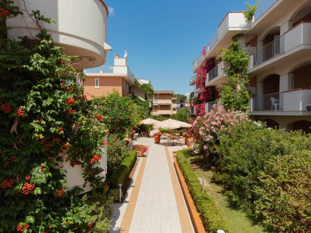 hotels with balcony in Follonica