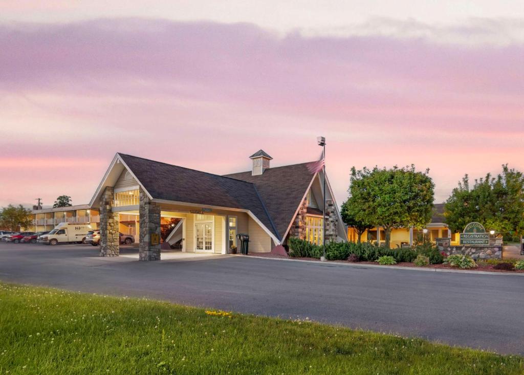 hotels with balcony in Lake Champlain