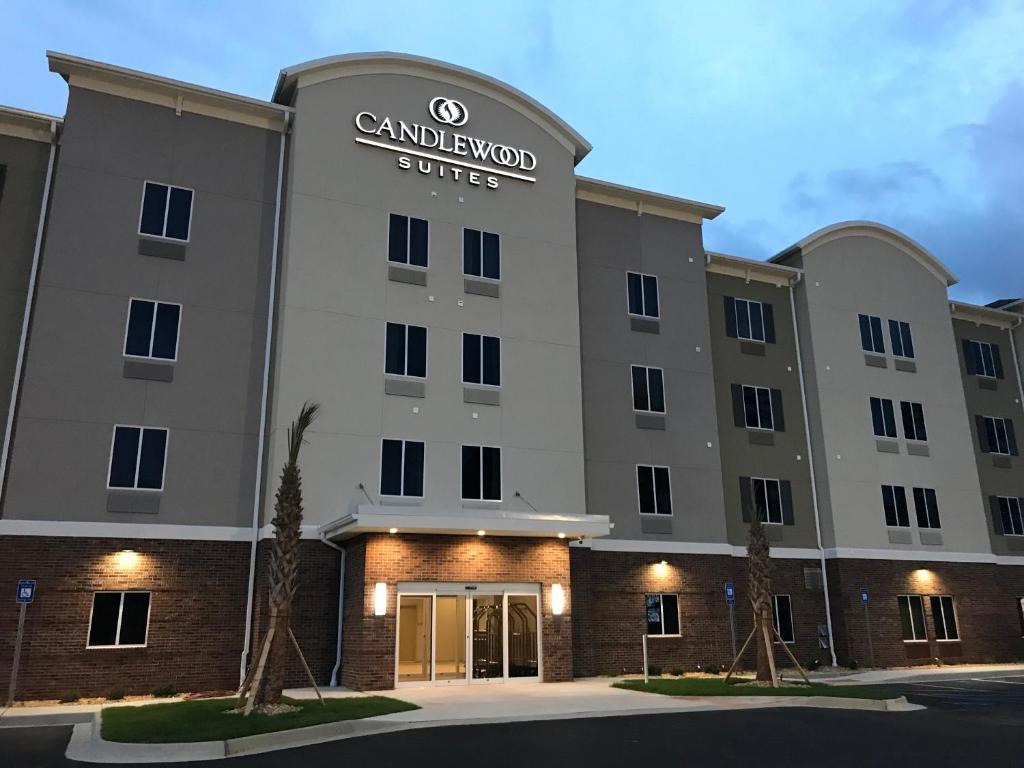 hotels with balcony in Valdosta