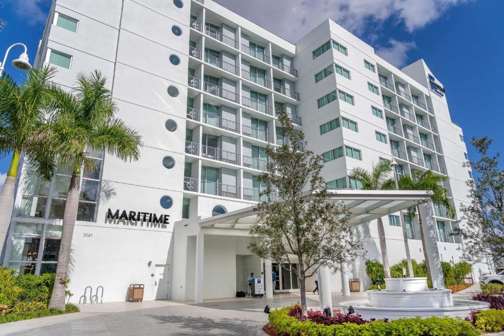 hotels with balcony in Fort Lauderdale The Fort Lauderdale Antique Car Museum