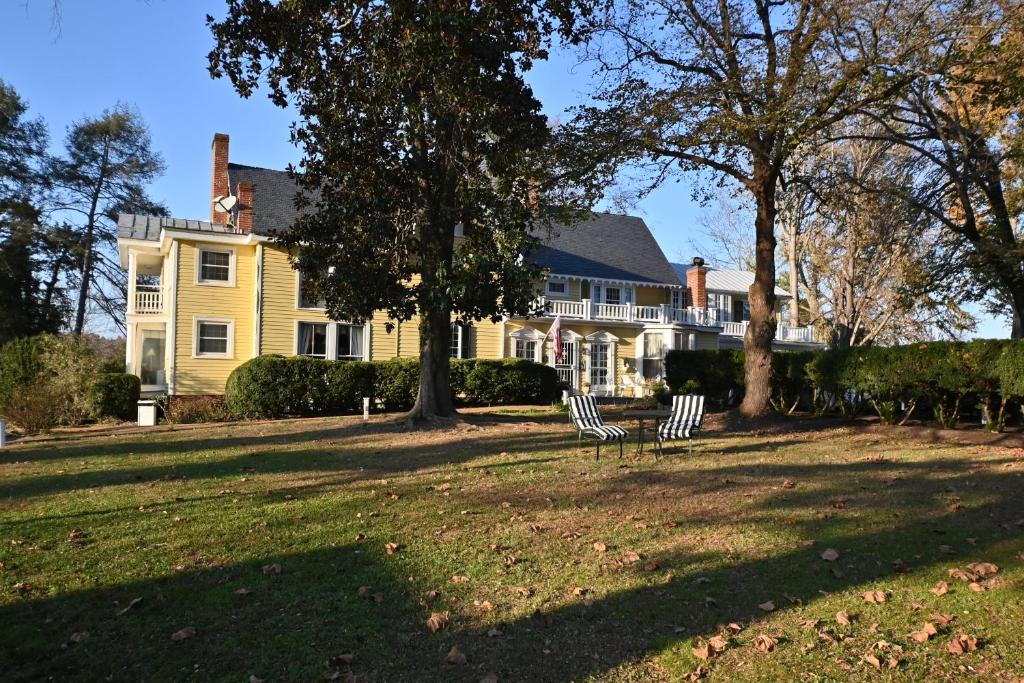 hotels with balcony in Charlottesville