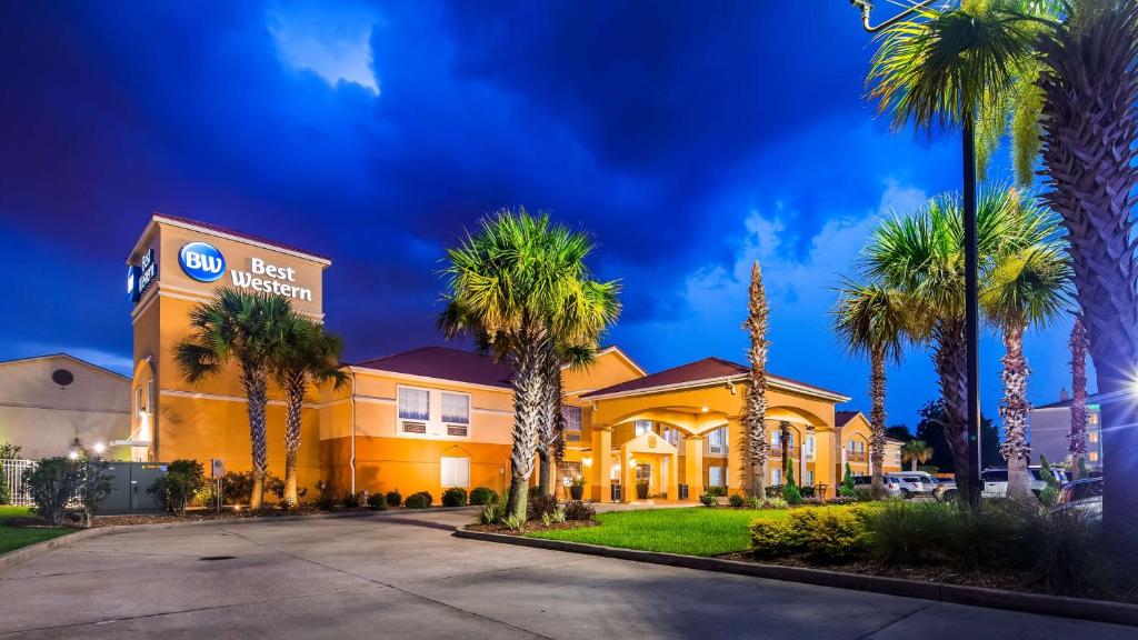 hotels with balcony in Lafayette