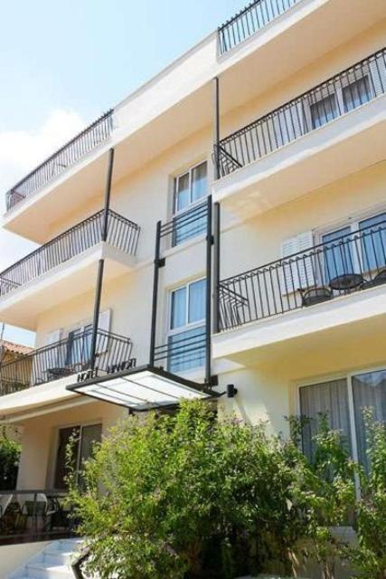 hotels with balcony in Chanioti