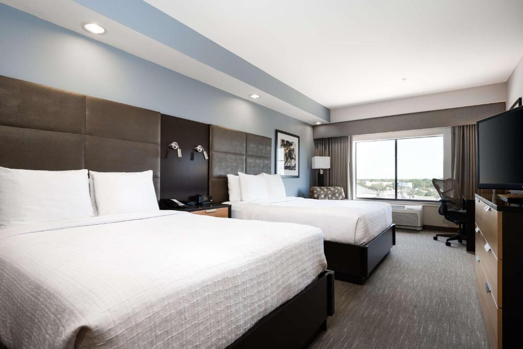 hotels with balcony in College Station