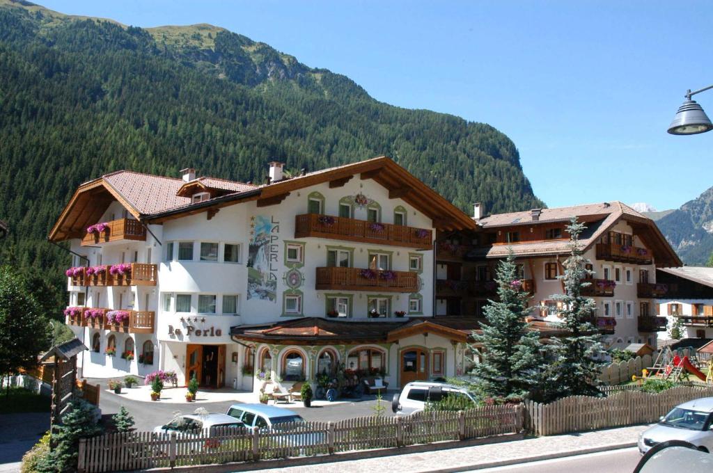 hotels with balcony in Canazei