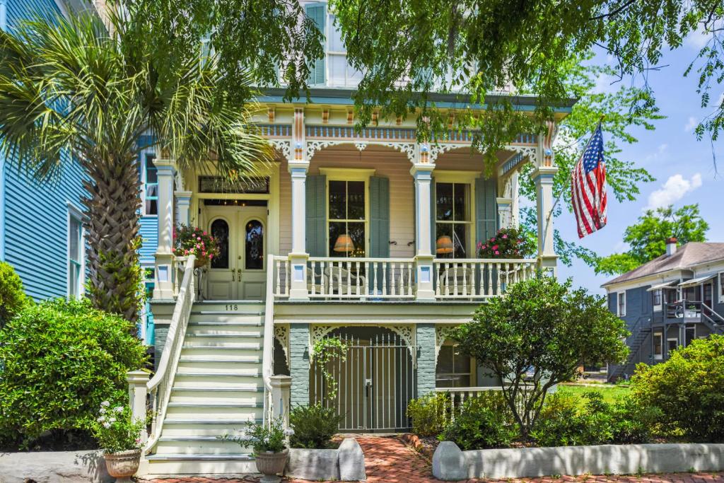 hotels with balcony in Savannah