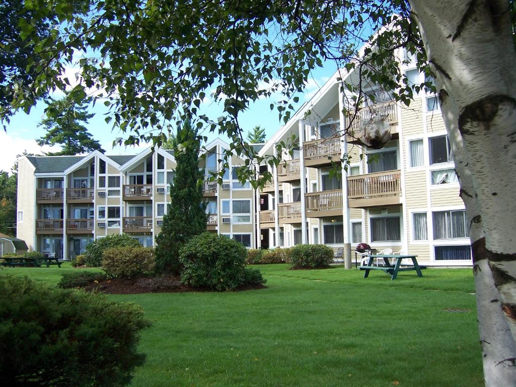 hotels with balcony in Gilford