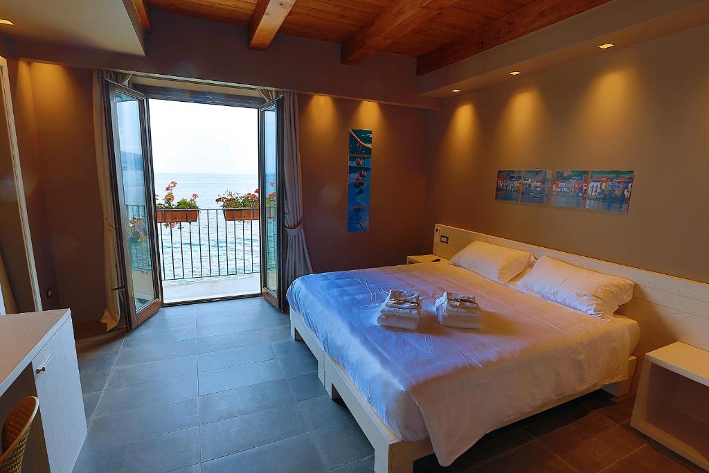 hotels with balcony in Scilla