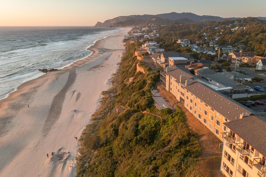 hotels with balcony in Lincoln City