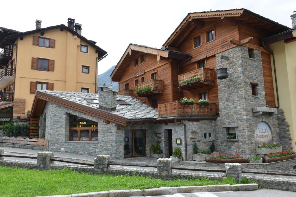 hotels with balcony in Courmayeur