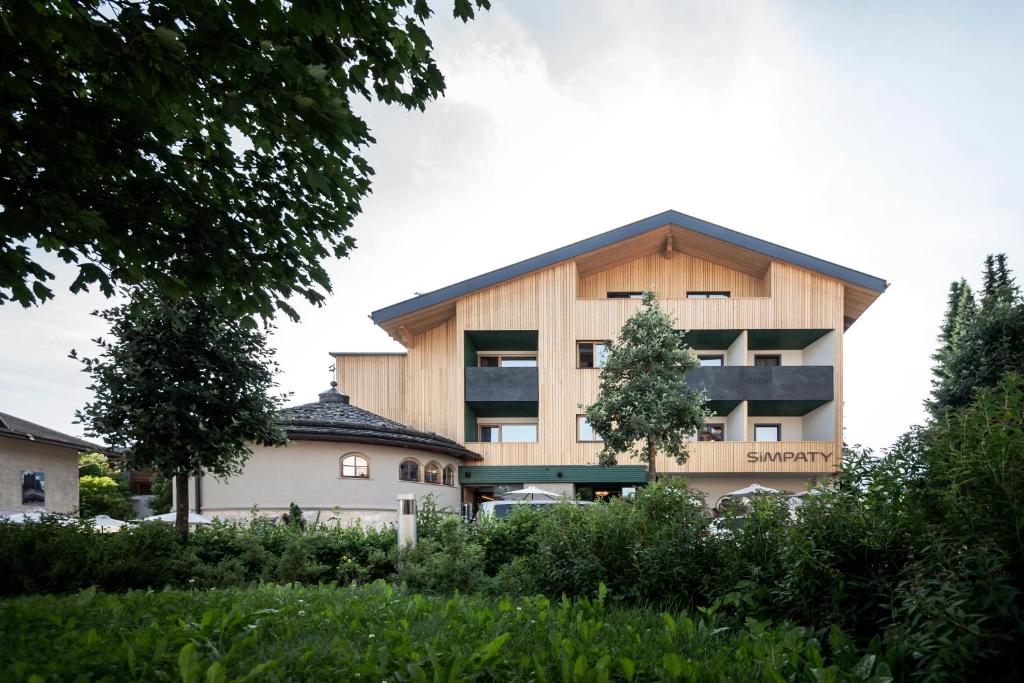 hotels with balcony in Dobbiaco