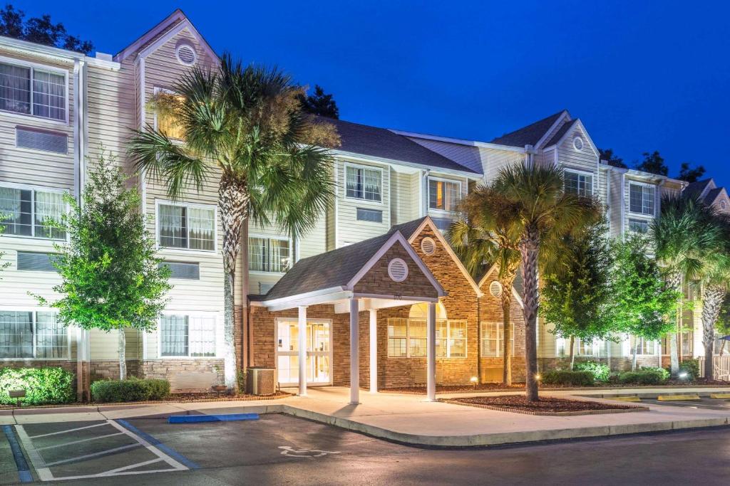 hotels with balcony in Ocala