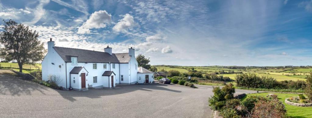 hotels with balcony in Anglesey