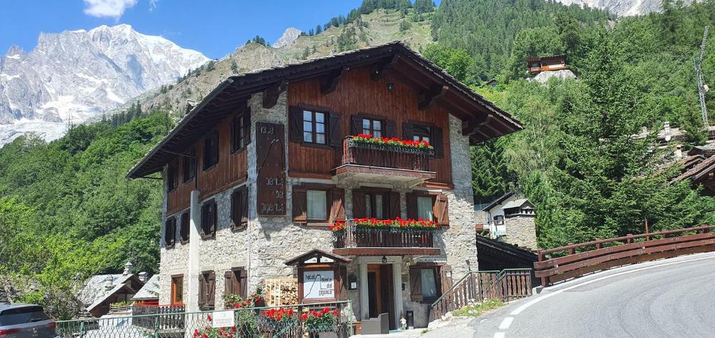 hotels with balcony in Courmayeur