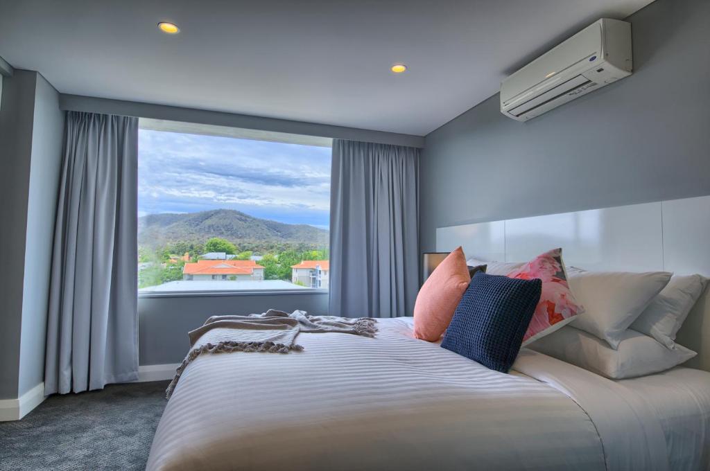 hotels with balcony in Canberra