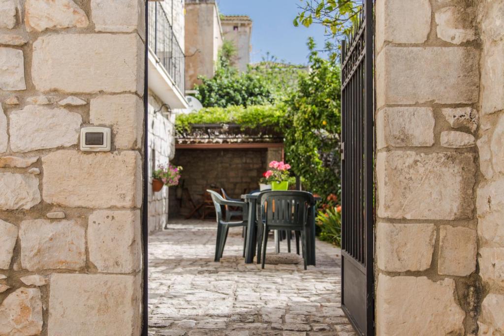 hotels with balcony in Modica