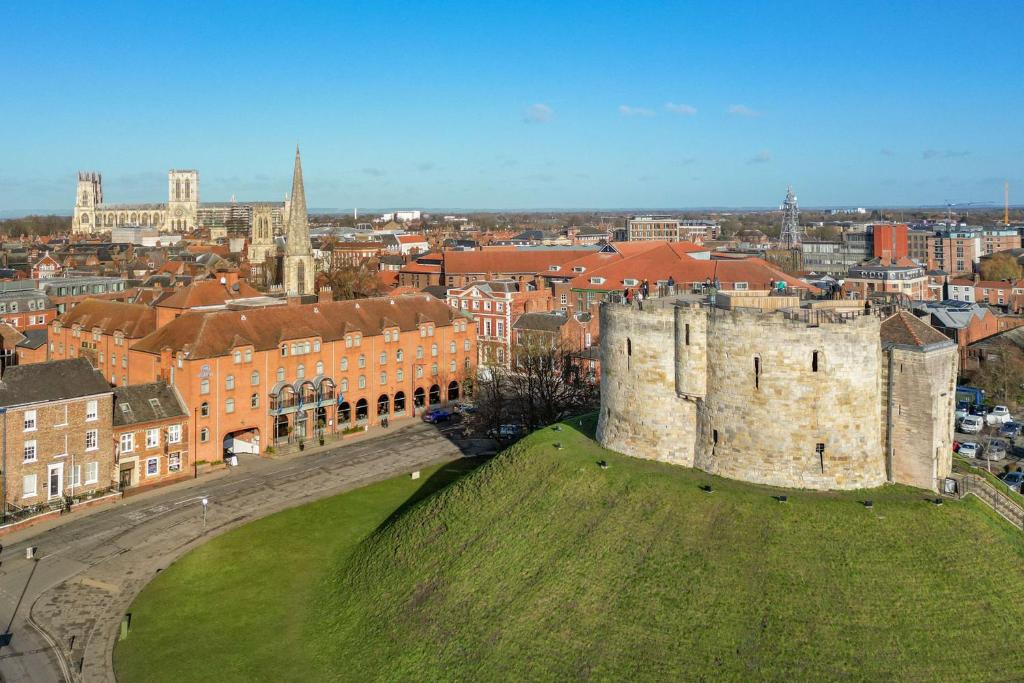 hotels with balcony in North Yorkshire