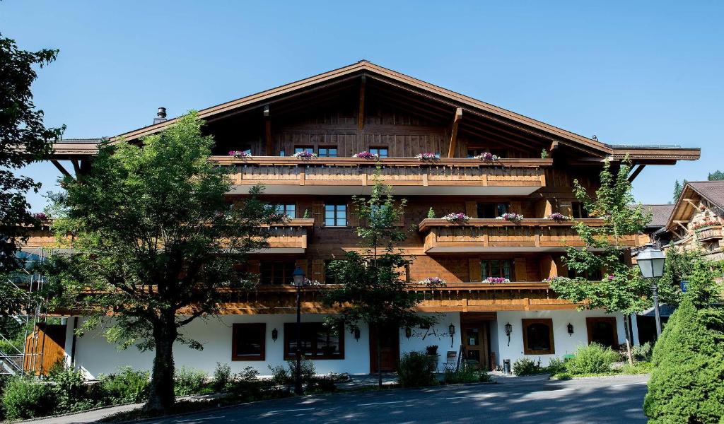 hotels with balcony in Gstaad