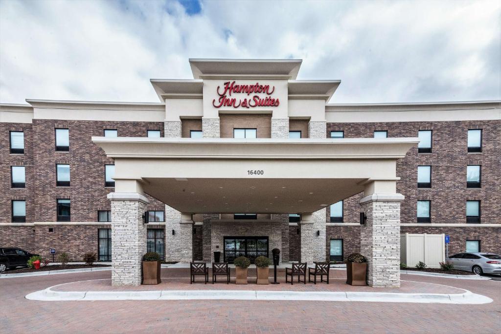 hotels with balcony in Detroit