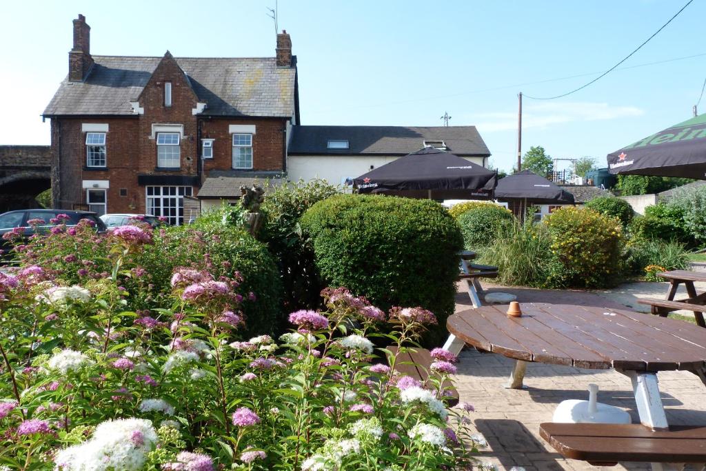 hotels with balcony in Oxfordshire