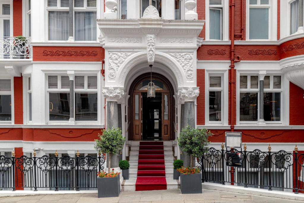 hotels with balcony in Greater London