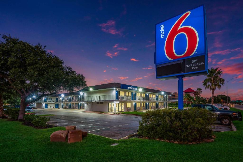 hotels with balcony in College Station