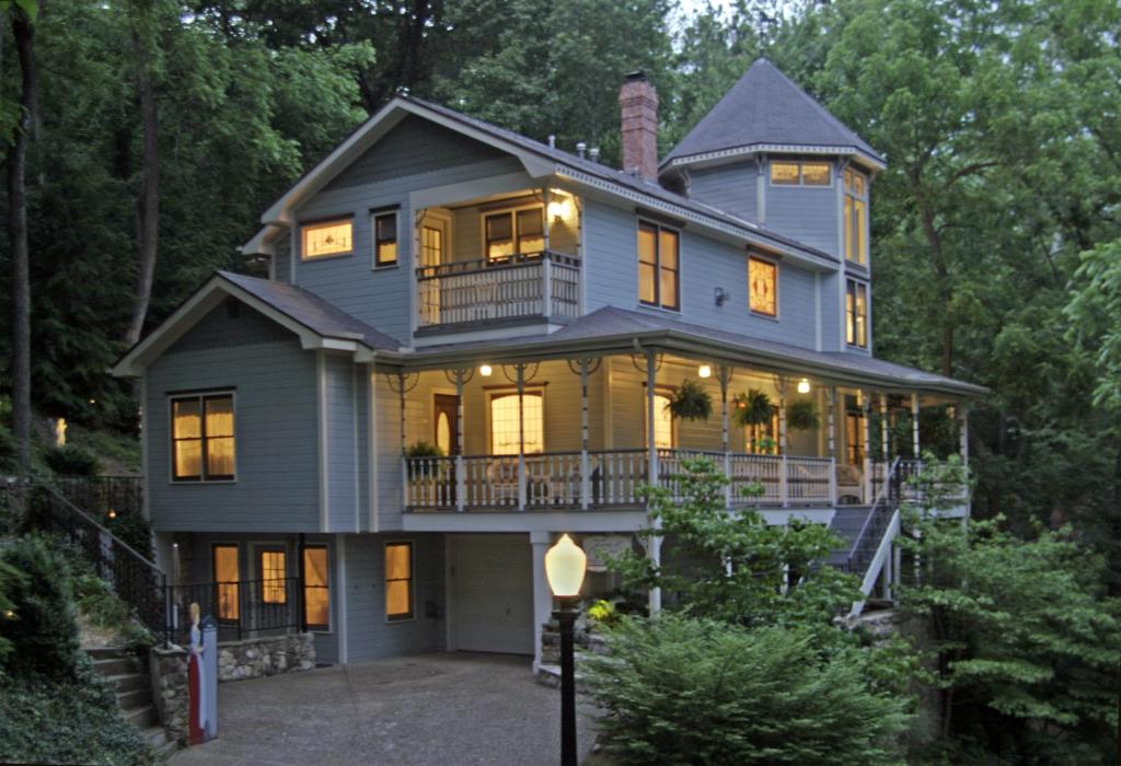 hotels with balcony in Eureka Springs Eureka Springs Historical Museum