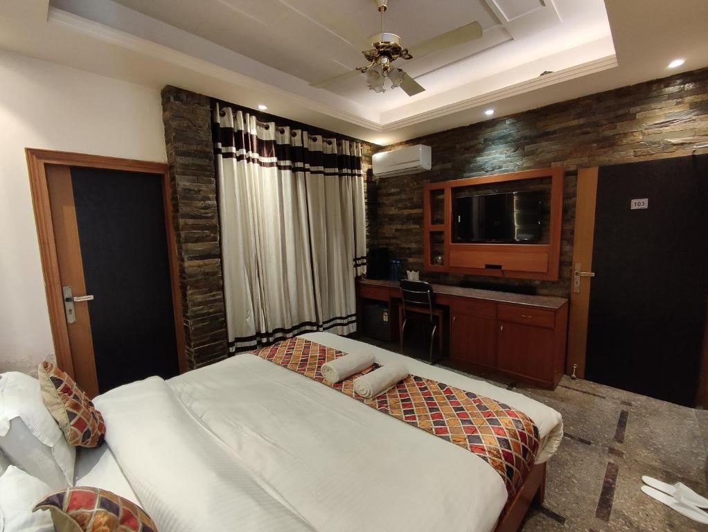 hotels with balcony in Noida