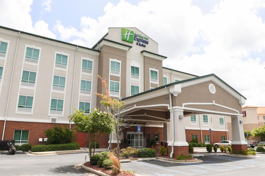 hotels with balcony in Valdosta