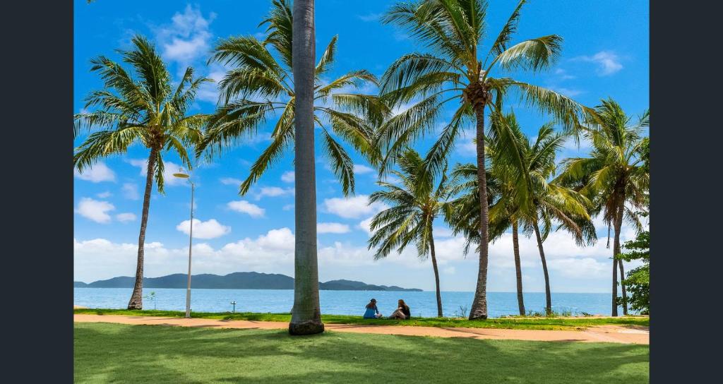 hotels with balcony in Townsville City Bus Interchange