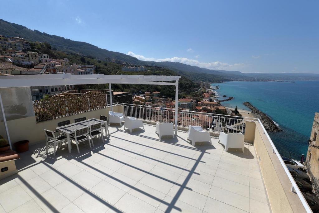 hotels with balcony in Pizzo