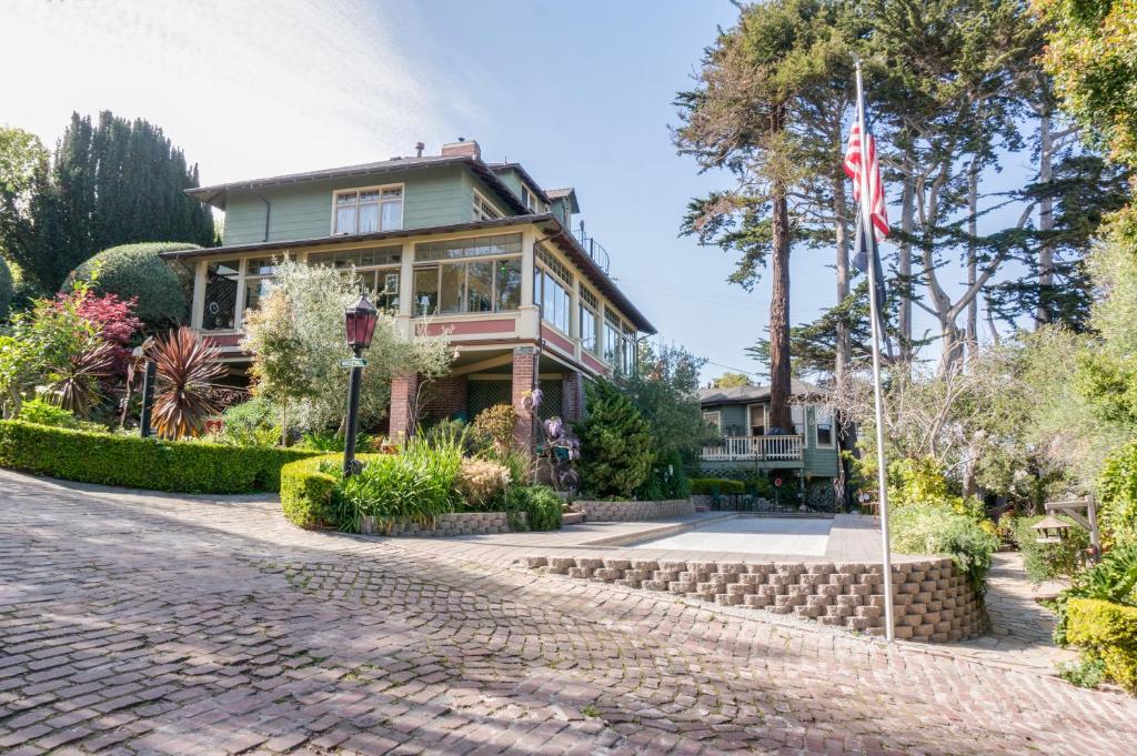 hotels with balcony in Monterey