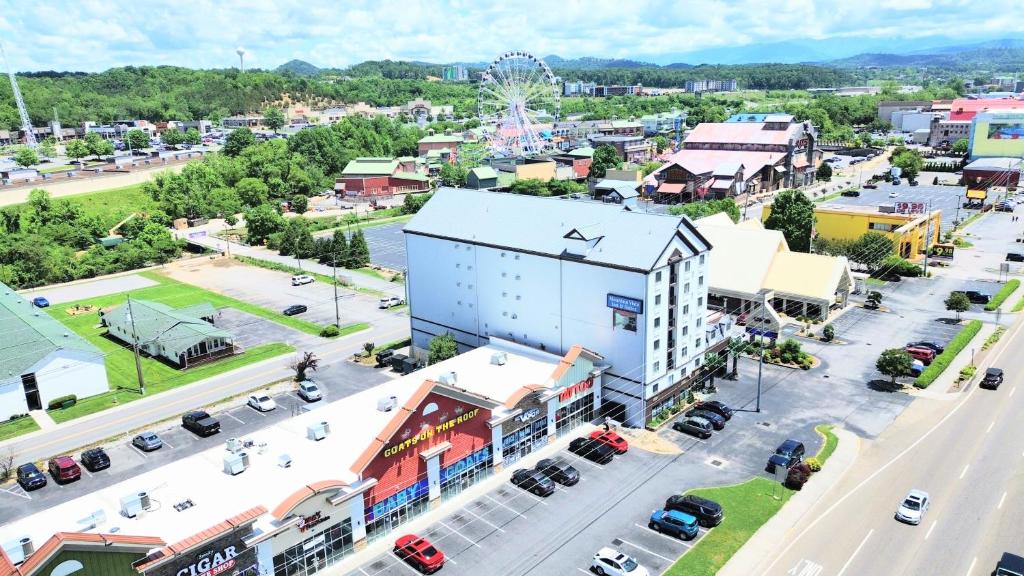 hotels with balcony in Pigeon Forge The Great Smoky Mountain Wheel