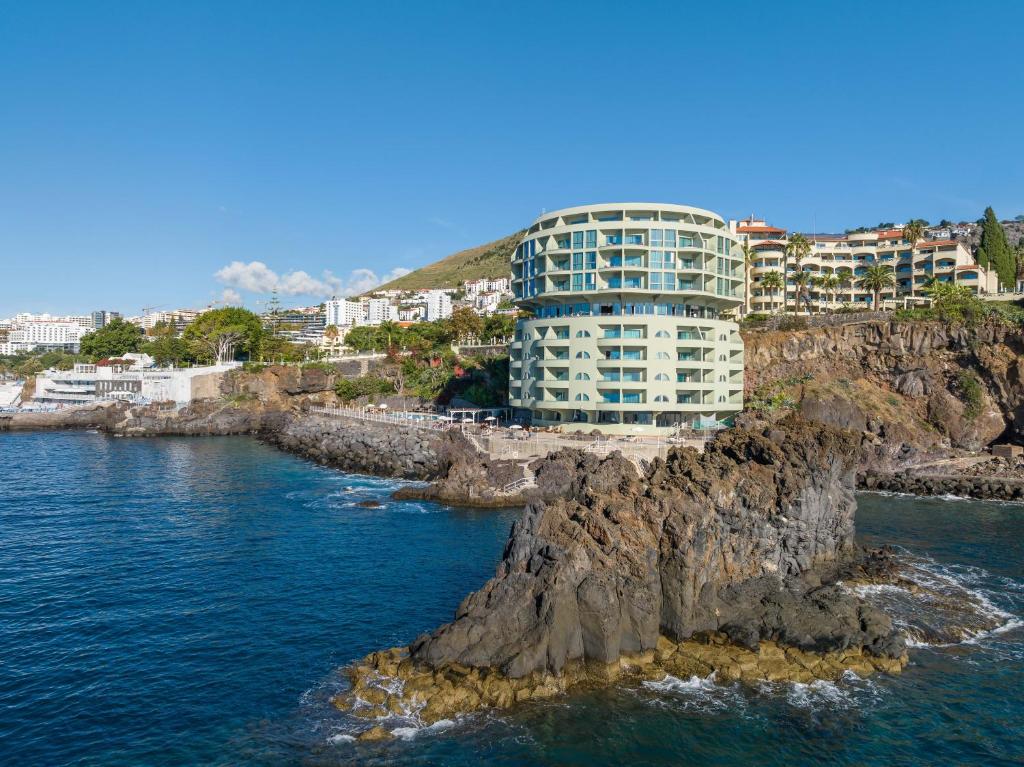 hotels with balcony in Funchal