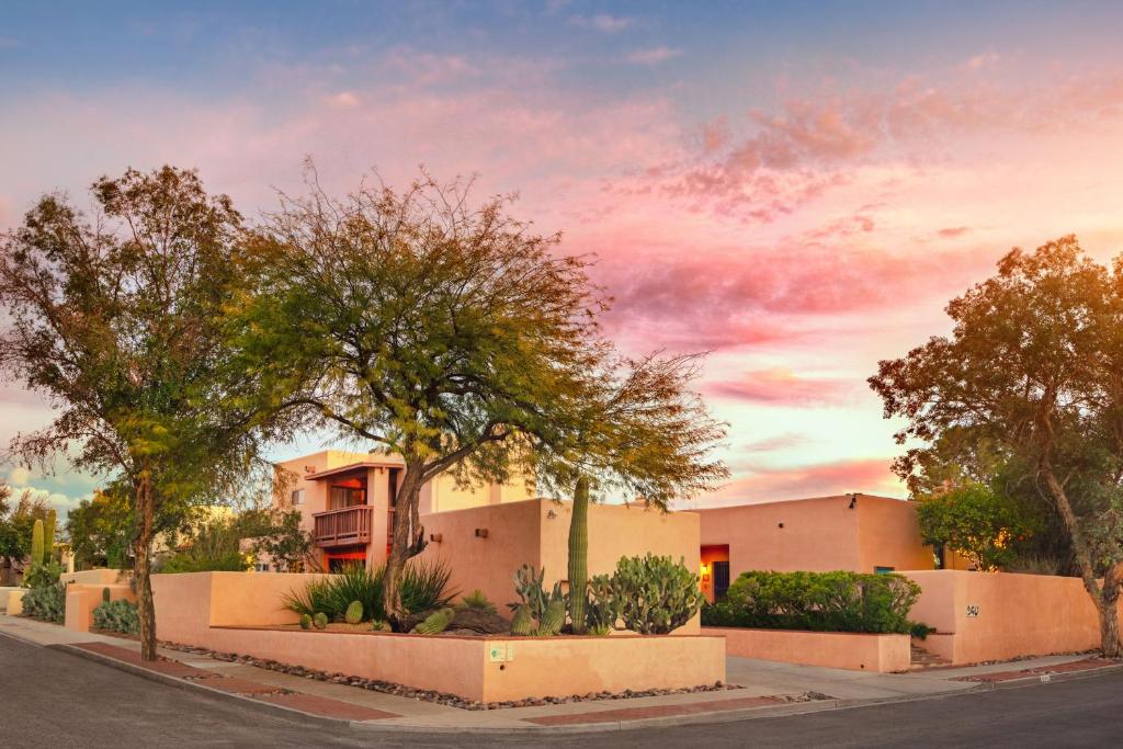 hotels with balcony in Tucson