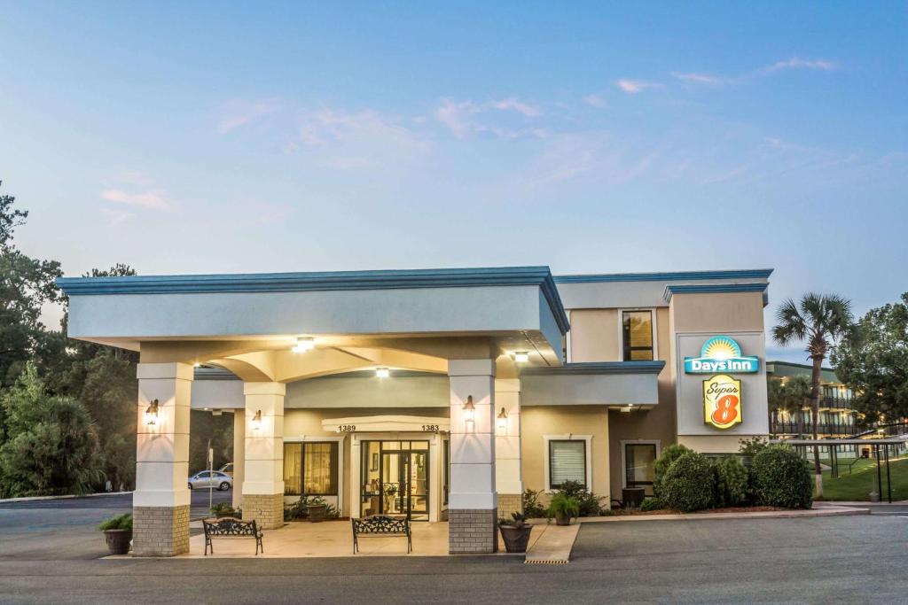 hotels with balcony in Valdosta