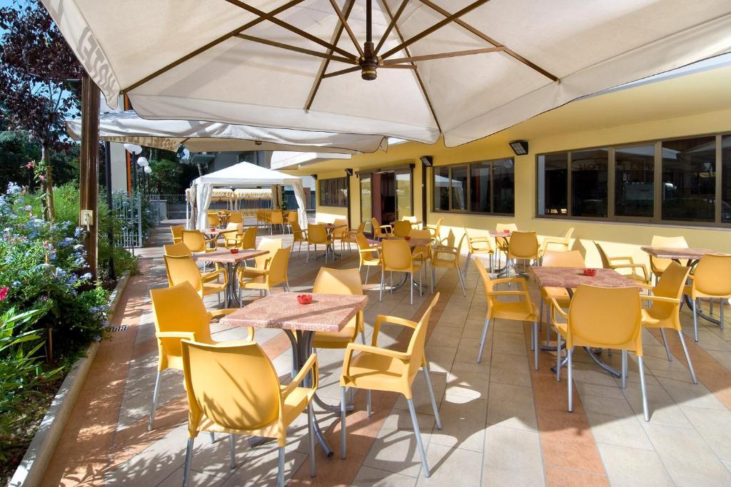 hotels with balcony in Cervia