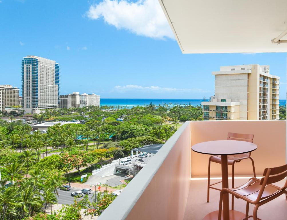 hotels with balcony in Honolulu