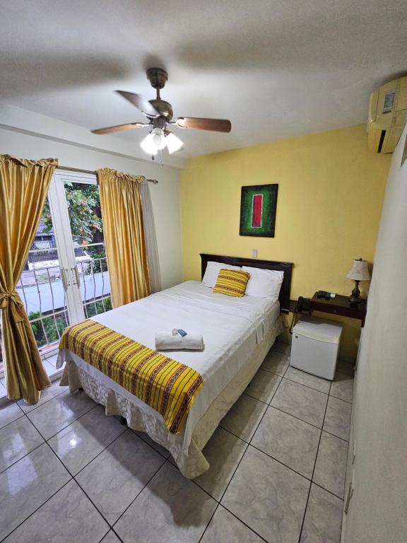 hotels with balcony in San Salvador