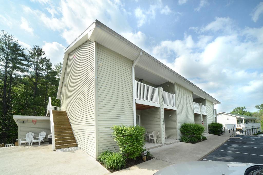 hotels with balcony in Lake George