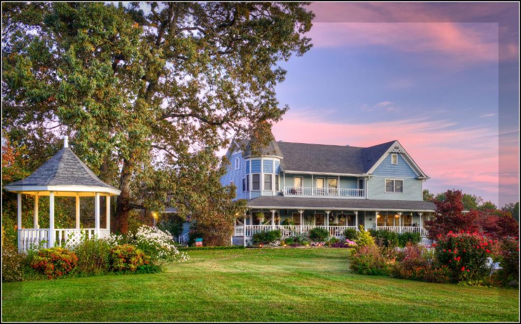 hotels with balcony in Pigeon Forge