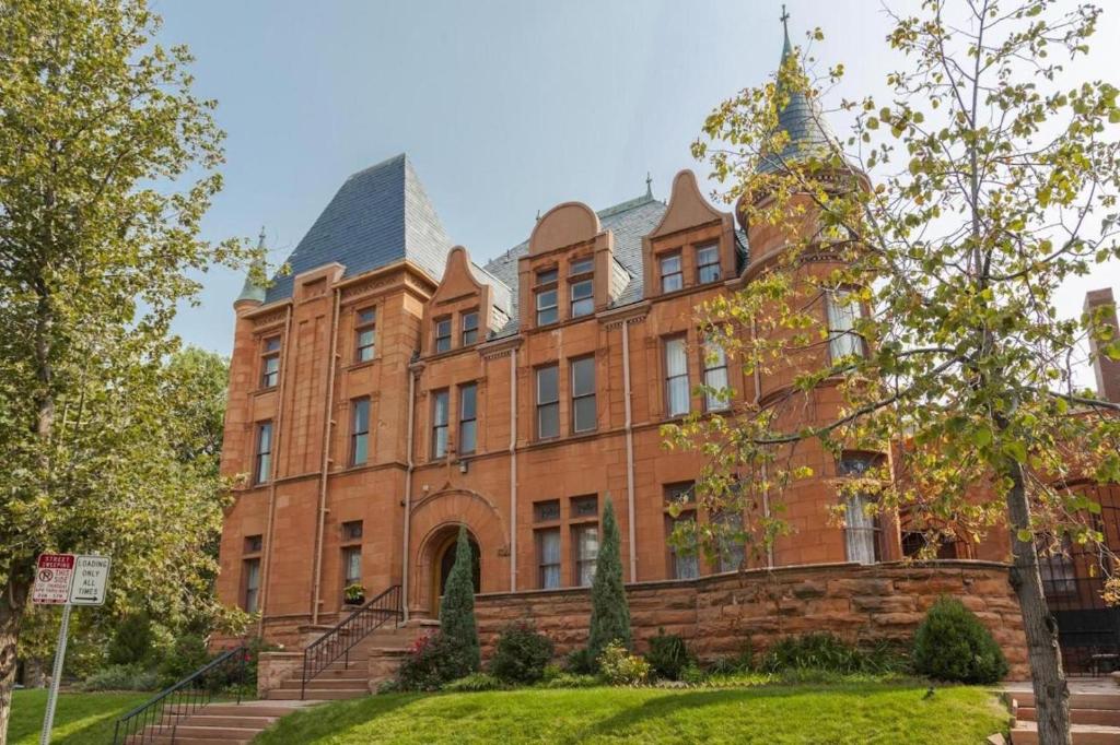 hotels with balcony in Denver Molly Brown House Museum