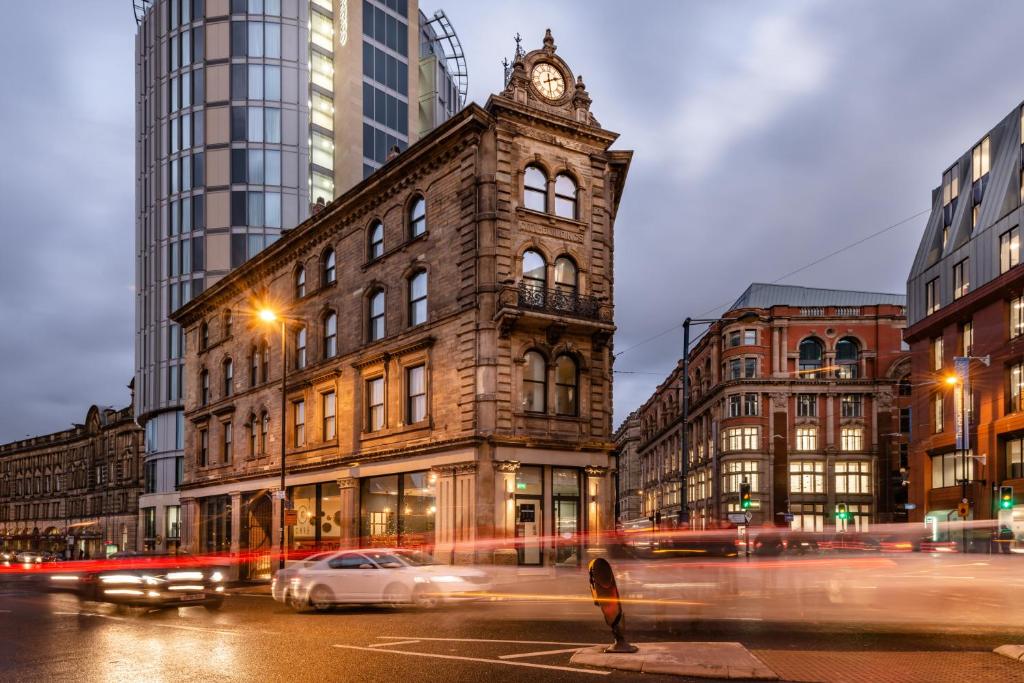 hotels with balcony in Manchester